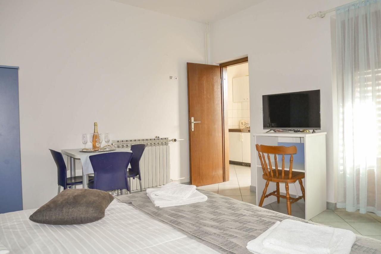 Apartments Beach Dugi Rat Exterior photo